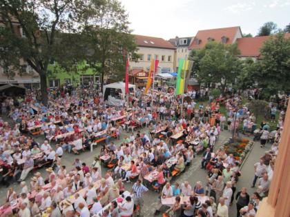 Prachtvolle Zuschauerkulisse zur Krönung der Thüringer Weinprinzessin
